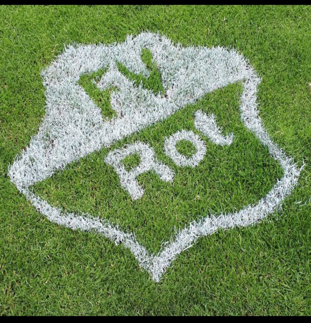 Vereinswappen des FV Rot als Rasenmarkierung auf dem Sportgelände